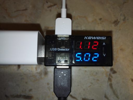 Recensione stazione di ricarica USB Dodocool | Tester USB attaccato alla porta a 2A. Attaccandolo nella porta Quick Charge, la corrente erogata è leggermente maggiore